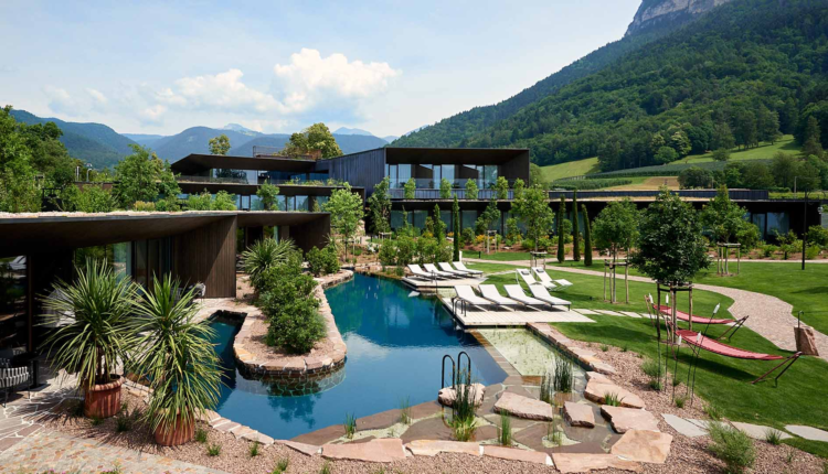 Gli chalet con il parco del Manna Luxury Resort di Doladizza